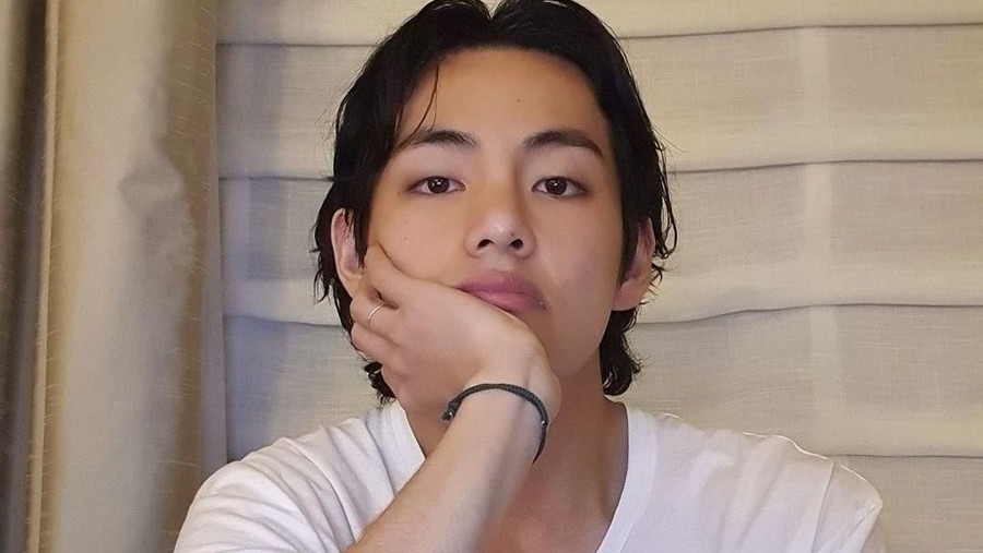 Insiden paspor V BTS dibocorkan oleh sasaeng membuat ARMY geram. Pasalnya, V acap kali mengekspresikan rasa takutnya pada sasaeng.