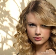 Coba 5 Gaya Rambut Pendek Keriting ala Seleb Hollywood Ini!