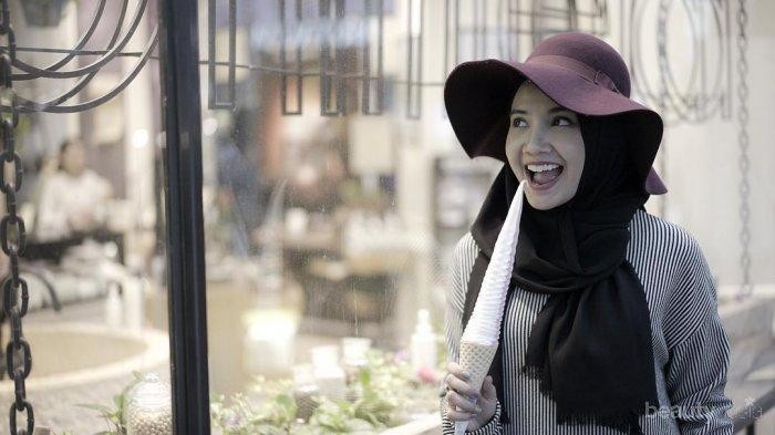 Inspirasi Tampilan Hijab Casual Ala Zaskia Sungkar