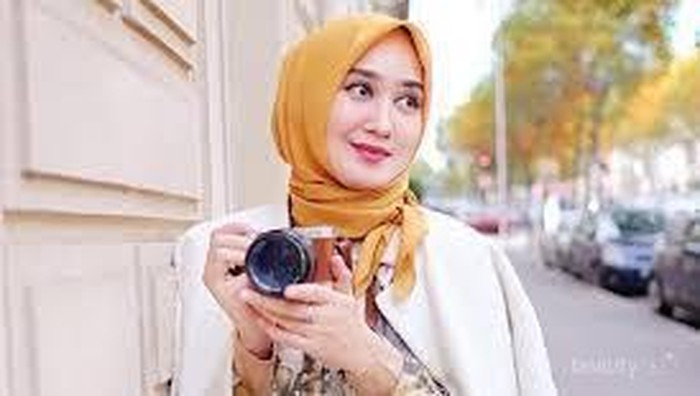 Kamu Pemula Dalam Memakai Hijab? Yuk Intip 5 Inspirasi Style Hijab Ala Selebriti Indonesia!