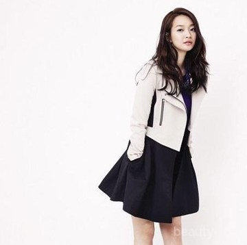 Tampil Tetap Asik dan Fashionable Meskipun dengan Padu Padan Rok Mini Hitam