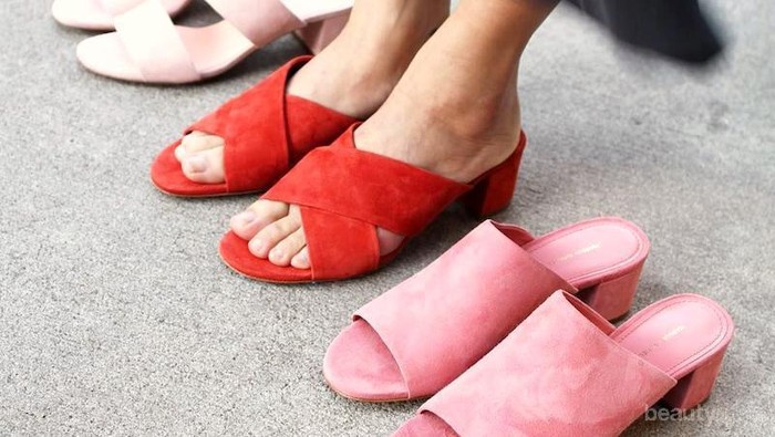 Untuk Liburan atau Bekerja, Ini 5 Jenis Inspirasi Gaya dengan Mule Sandal