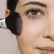 Gunakan Cara Ini Saat Mengaplikasikan Blush On Agar Wajah Lebih Tirus