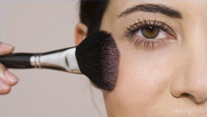 Gunakan Cara Ini Saat Mengaplikasikan Blush On Agar Wajah Lebih Tirus