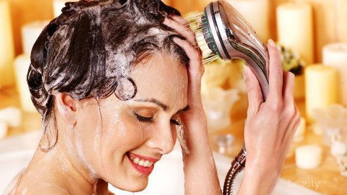 Yakin Caramu Cuci Rambut Sudah Benar? Kenali Jenis Rambutmu dan Cara Tepat Mencucinya!