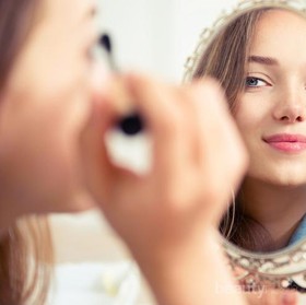 Sedang Buru-buru? Begini Cara Makeup Mudah dan Cantik Hanya Dalam 5 Menit!