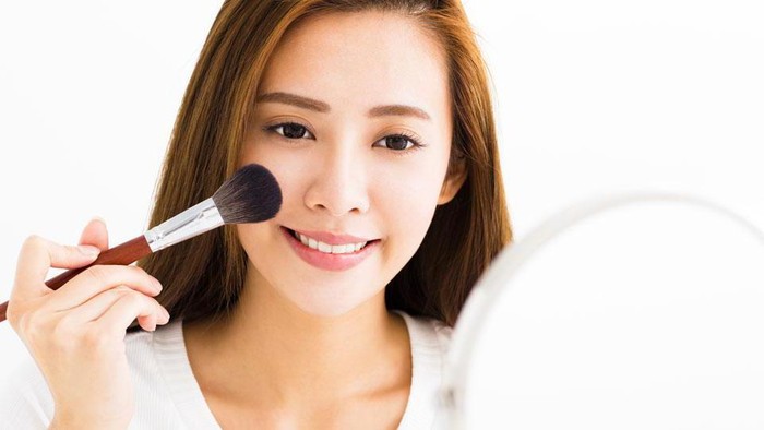 Ini Dia Cara Benar Mengaplikasikan Bedak untuk Kulit Berminyak Agar Tidak Cepat Luntur