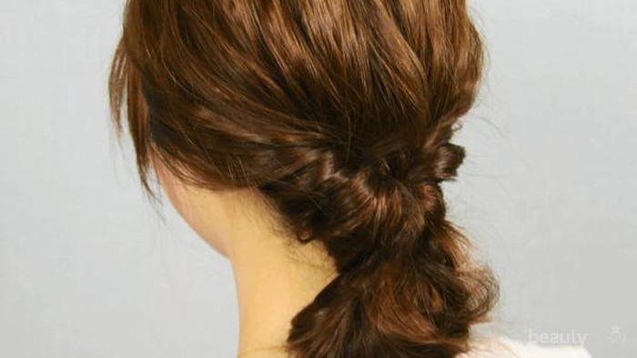 Cukup lilit dan gulung, sanggul chignon sederhana