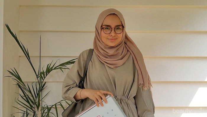 Tips dan Tutorial Tampil Cantik untuk Kamu Para Hijabers Berkacamata