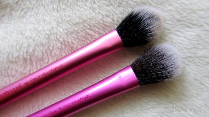 Traveling Cantik dengan Highlighter Brush yang Multifungsi dan Mudah Dibawa Ini!