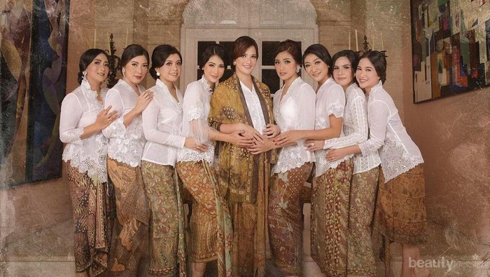 Yuk, Cari Tahu 5 Jenis Kebaya Modern dengan Model yang Kekinian!