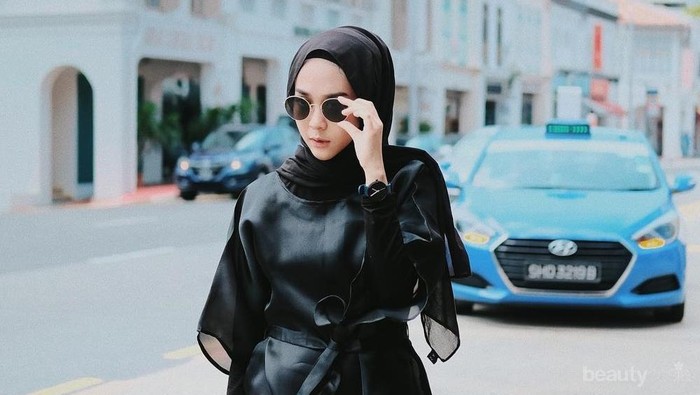 Saatnya Tampil Beda dengan Padu Padan Hijab Warna Hitam Ala Selebgram Berikut!