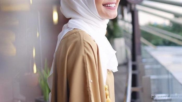 Saatnya Tampil Modis dengan Tiru Style Hijab Segiempat ala Laudya Chyntia Bella!