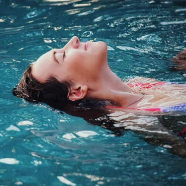 Wanita Berbikini Ditangkap Polisi karena Tak Isolasi dari Virus Corona