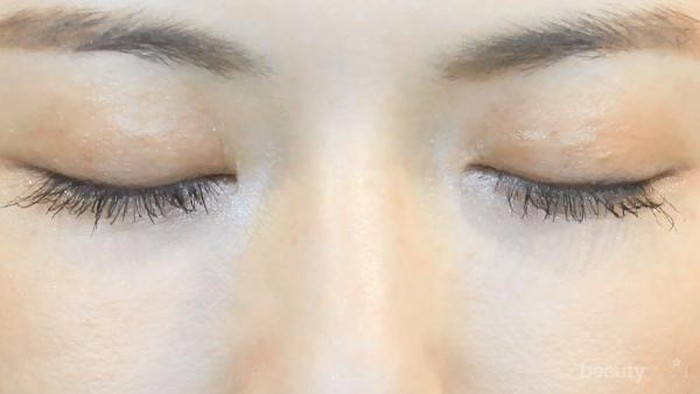Cara Mengaplikasikan Glow and Moist Eyegloss yang Sedang In