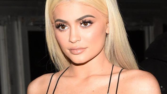 Wow! Ternyata Ini 4 Selebriti Cantik yang Hobi Menggunakan Rambut Palsu