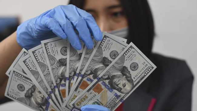 Rupiah melemah 0,04 persen ke posisi Rp14.019 per dolar AS pada Jumat (5/2) jelang rilis data pertumbuhan ekonomi RI.