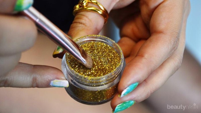 Mudah dan Cepat, Yuk Buat Sendiri DIY Eyeshadow Glitter yang Menawan!