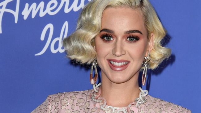 HOLLYWOOD, CALIFORNIA - FEBRUARY 12: Katy Perry attends the premiere event for 