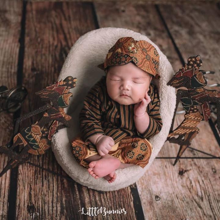 <p>Aaahh lucu banget! Baby Guinandra lengkap pakaian adat Jawa, beskap dan blangkon. Di foto ini, Vicky menulis: "Oh ya arti nama ku adalah putra yang penuh dengan anugrah, pintar, sentosa dan berbudi pekerti baik. Begitulah doa dari kedua orang tuaku. Amin." (Foto: Instagram @vickyshu)</p>