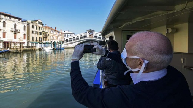 FOTO: Italia Lockdown, Perairan Venesia Kembali Jernih