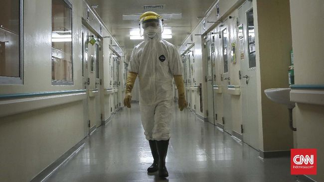 Selain memproteksi diri dari virus corona dengan rajin mencuci tangan, beberapa orang melakukan hal ekstrem seperti mengenakan setelan hazmat ala tenaga medis.
