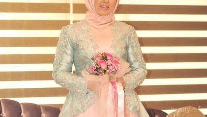 Psst, Ini Dia Tips Kebaya Muslim untuk Kamu Wanita Bertubuh Gemuk!