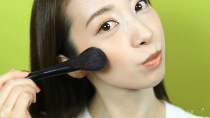 Cara Mengaplikasikan Blush On Agar Wajah Terlihat Kecil