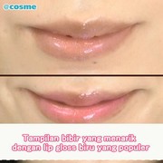 Tampilan bibir yang menarik dengan lip gloss biru yang populer