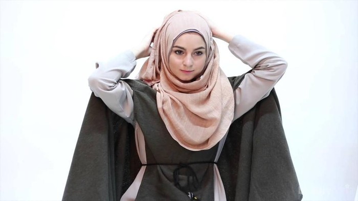 Mau Terlihat Tirus Menggunakan Hijab? Yuk, Ikuti Tutorial untuk Wajah Bulat Ini