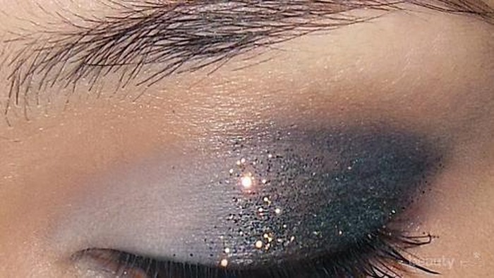 Glitzy Glitter Eye, Make-Up Mata Berkilau untuk Merayakan Pesta Spesialmu