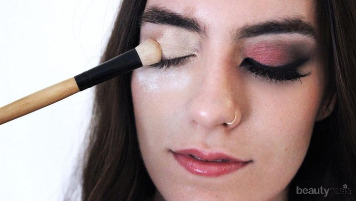 Beauty Hack! Ini Dia Kegunaan Lain Translucent Powder yang Wajib Kamu Tahu