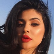 Setelah Lipstik, Kylie Meluncurkan Koleksi Highlighter untuk Trend Glowing Makeup!