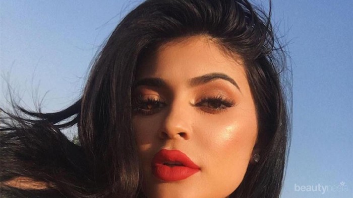 Setelah Lipstik, Kylie Meluncurkan Koleksi Highlighter untuk Trend Glowing Makeup!
