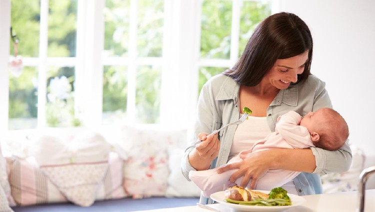 menyusui Mother With Baby Eating Healthy Meal In Kitchen