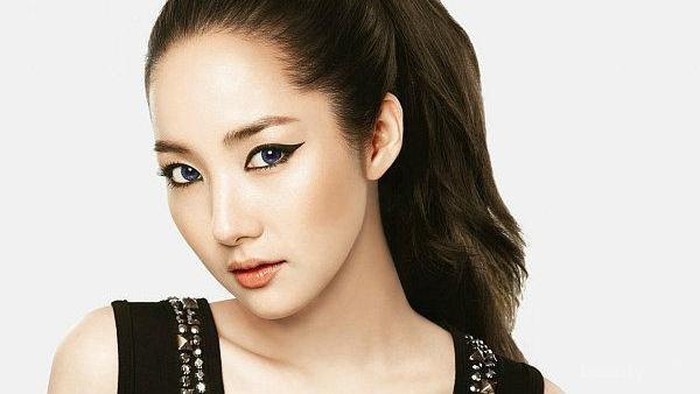 Tak Percaya Diri Karena Mata Sayu? Intip Tips Memakai Eyeliner Agar Mata Terlihat Fresh
