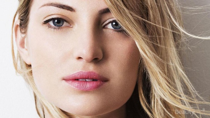 Tidak Ingin Pori-Pori Wajah Terlihat? Coba Lakukan Trik Makeup Ini!