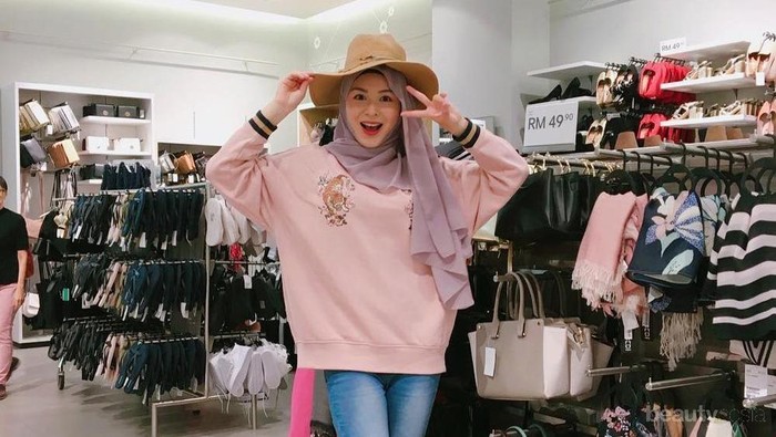 Style Hijab Korea Seperti Ini Lagi Hits Banget Lho di Tahun 2017, Yuk Coba!