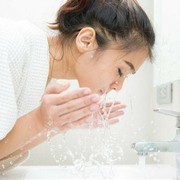 Begini Cara Anti Gagal Bikin Makeup Tahan Lama dengan Mencelupkan Wajah Pada Air Dingin