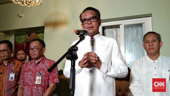 Gubernur Sulsel Nurdin Abdullah menyebut satu daridua pasien positif virus corona meninggal dunia sebelum hasil tes laboratoriumnya keluar.