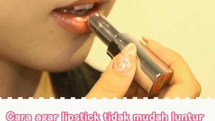 Cara agar lipstick tidak mudah luntur