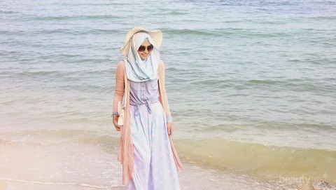 6 Tips Outfit Untuk Hijabers Agar Tetap Tampil Stylish Dan Nyaman Saat Ke Pantai