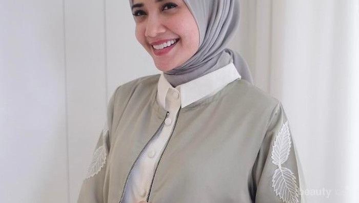 Agar Tak Bosan, Tiru Gaya Hijab ke Kantor yang Cocok untuk Tubuh Kurus Ala Selebriti!