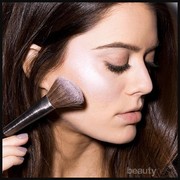 Highlighting 101: Inilah Cara Mengaplikasikan Powder & Liquid Highlighter yang Benar