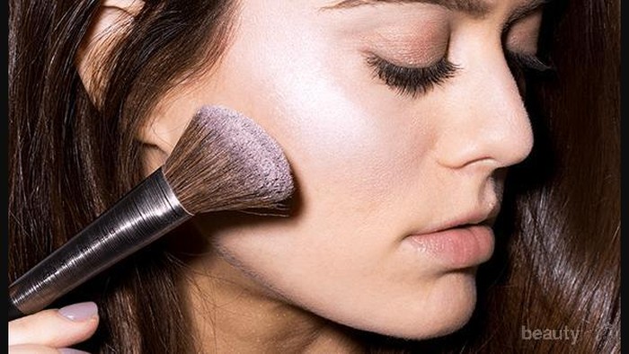 Highlighting 101: Inilah Cara Mengaplikasikan Powder & Liquid Highlighter yang Benar