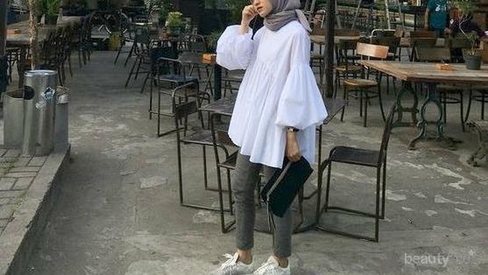 5 Tips Hijabers Tetap Bisa Tampil Feminin Meskipun Pakai Sneakers