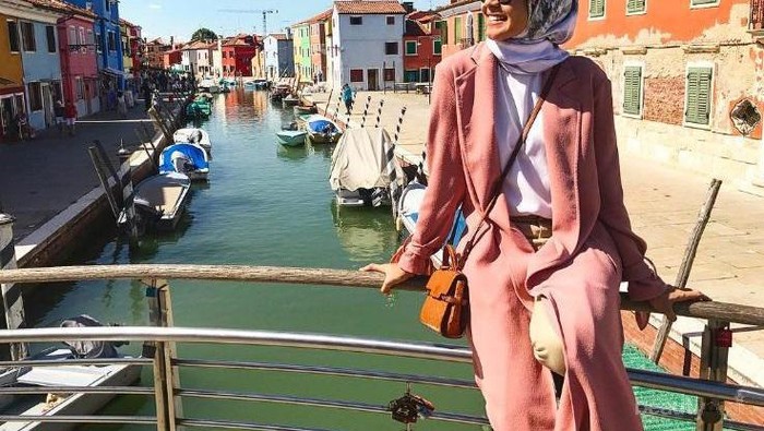 Yuk, Lihat Manisnya Gaya Pakaian Artis Hijab Indonesia Ini dalam Balutan Warna Peach!