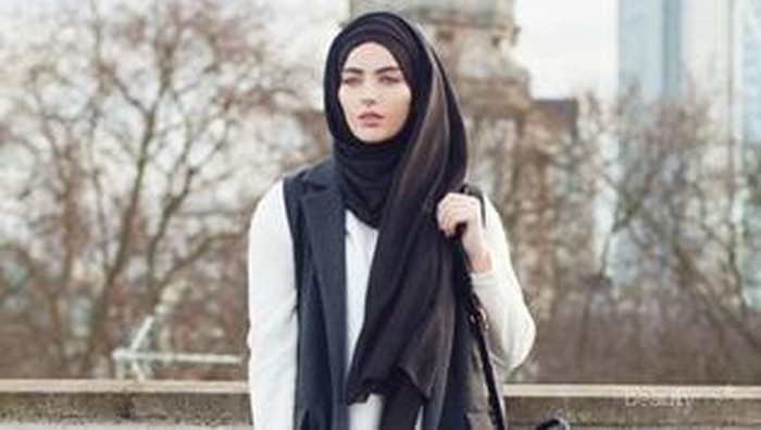 Tampil Stylish Saat Ke Kantor dengan Outer Tanpa Lengan untuk Para Hijabers