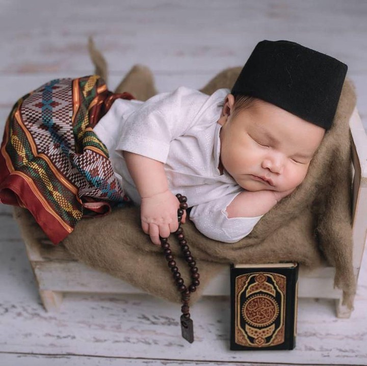 <p>Duh, ganteng banget sih baby Guinandra pakai peci. Ini waktu masih berusia 1 minggu, Bunda. Bikin gemas! (Foto: Instagram @vickyshu)</p>