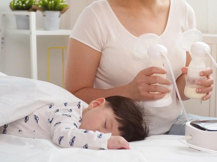 Bunda Perlu Tahu, 5 Tips Seimbangkan Menyusui dan Memompa ASI